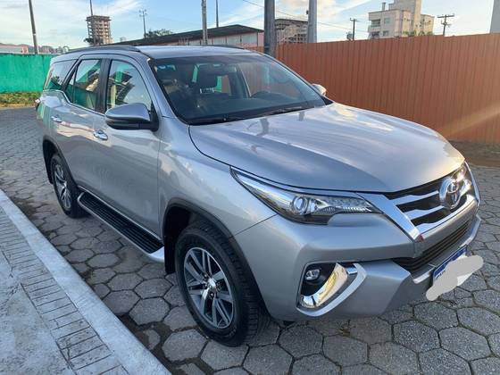 TOYOTA HILUX SW4 2.8 SRX 4X4 7 LUGARES 16V TURBO INTERCOOLER DIESEL 4P AUTOMÁTICO